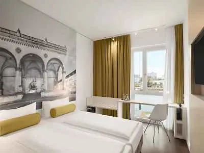 Super 8 By Wyndham Munich City North Hotel